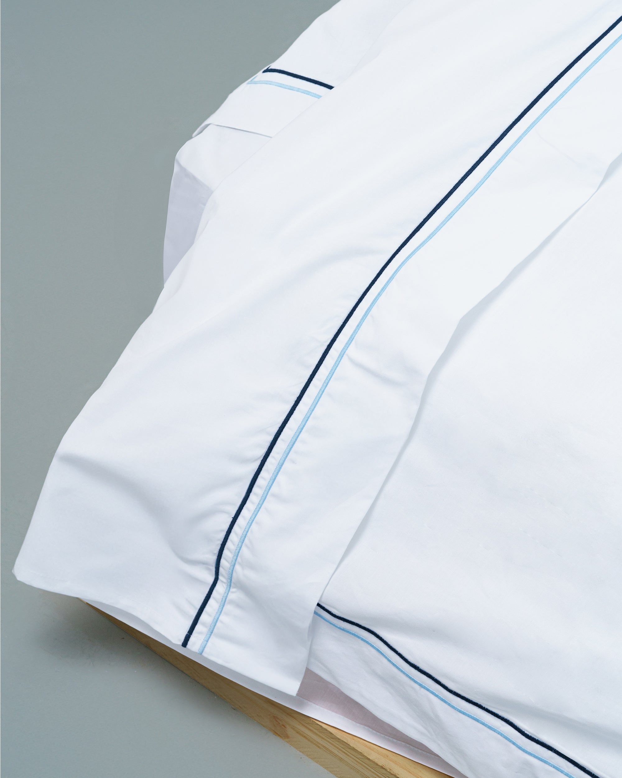 Flat sheet - 200 threads percale (White with Blue stripes)